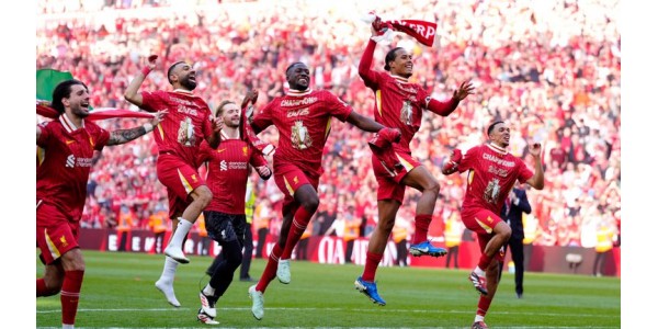 Liverpoolin erikoispelipaita "20 kruunulle" on puettu päälle Liverpoolin erikoispelipaita "20 kruunulle" on puettu päälle